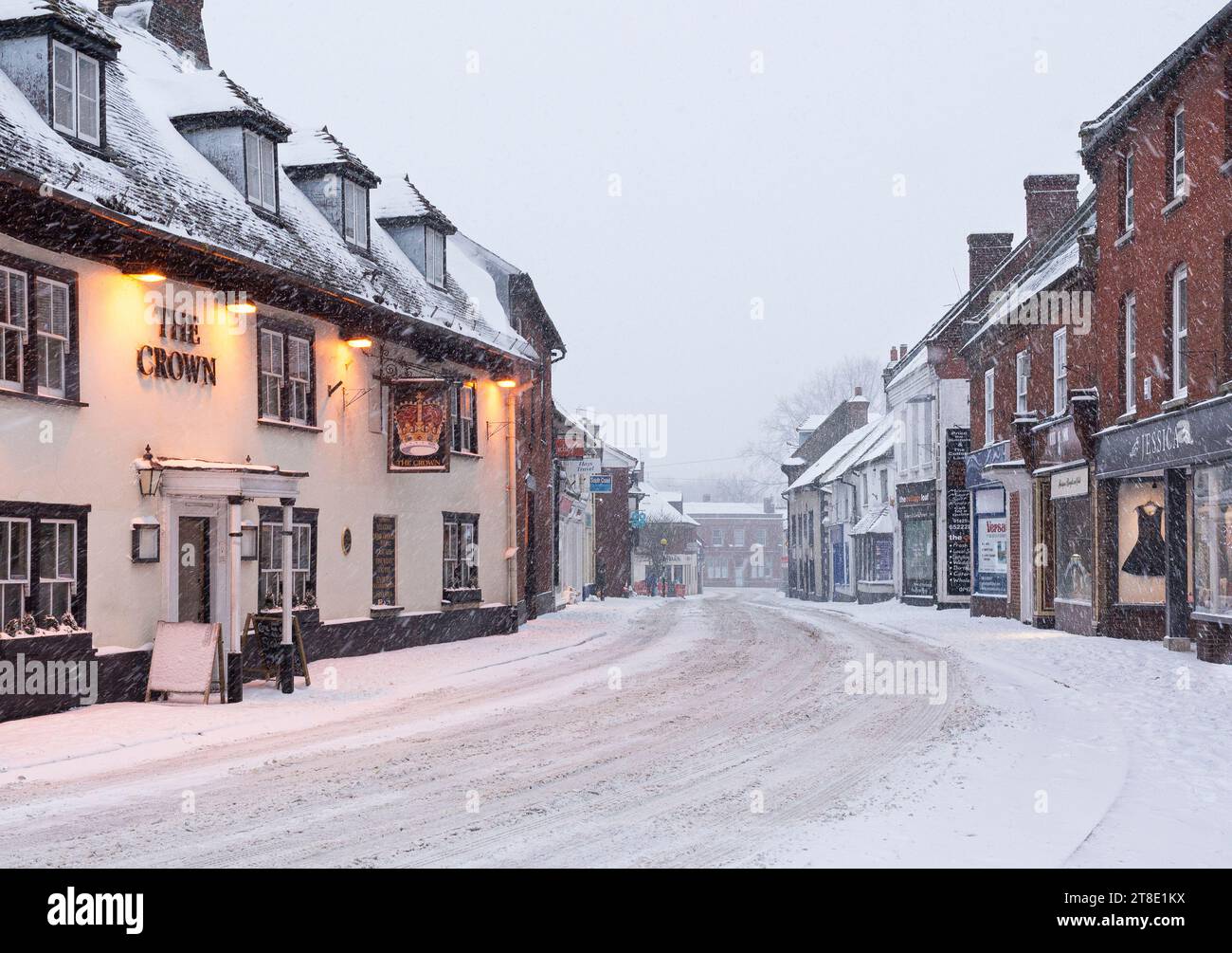 Fallender Schnee auf leeren Hauptstraßen während des „Beast from the East“ Schneefall-Wetterereignisses im Winter/Frühjahr 2018, Großbritannien Stockfoto