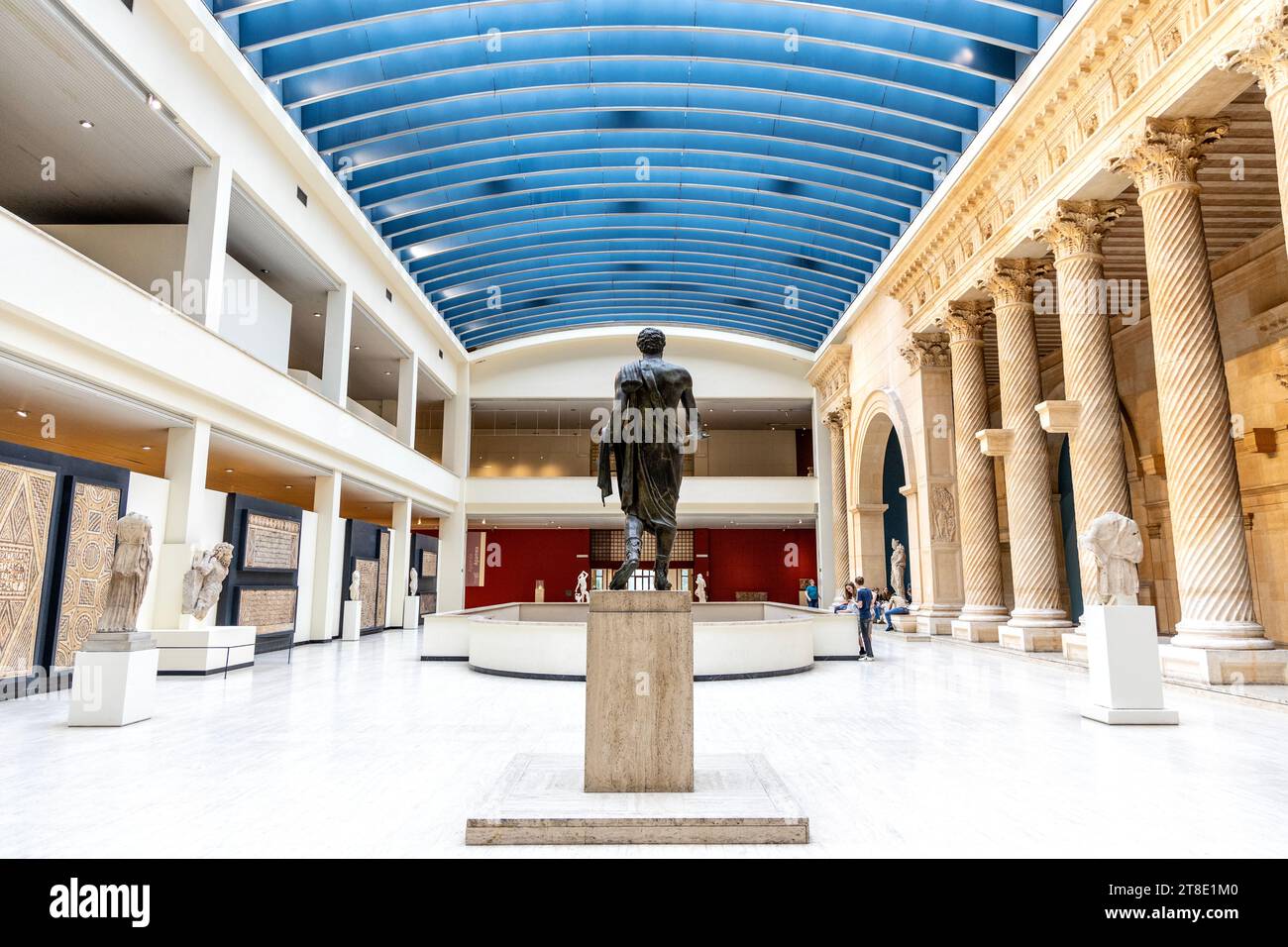 Innenraum des Königlichen Museums für Kunst und Geschichte mit einer Rekonstruktion der Großen Kolonnade aus Apamea (Syrien), Brüssel, Belgien Stockfoto