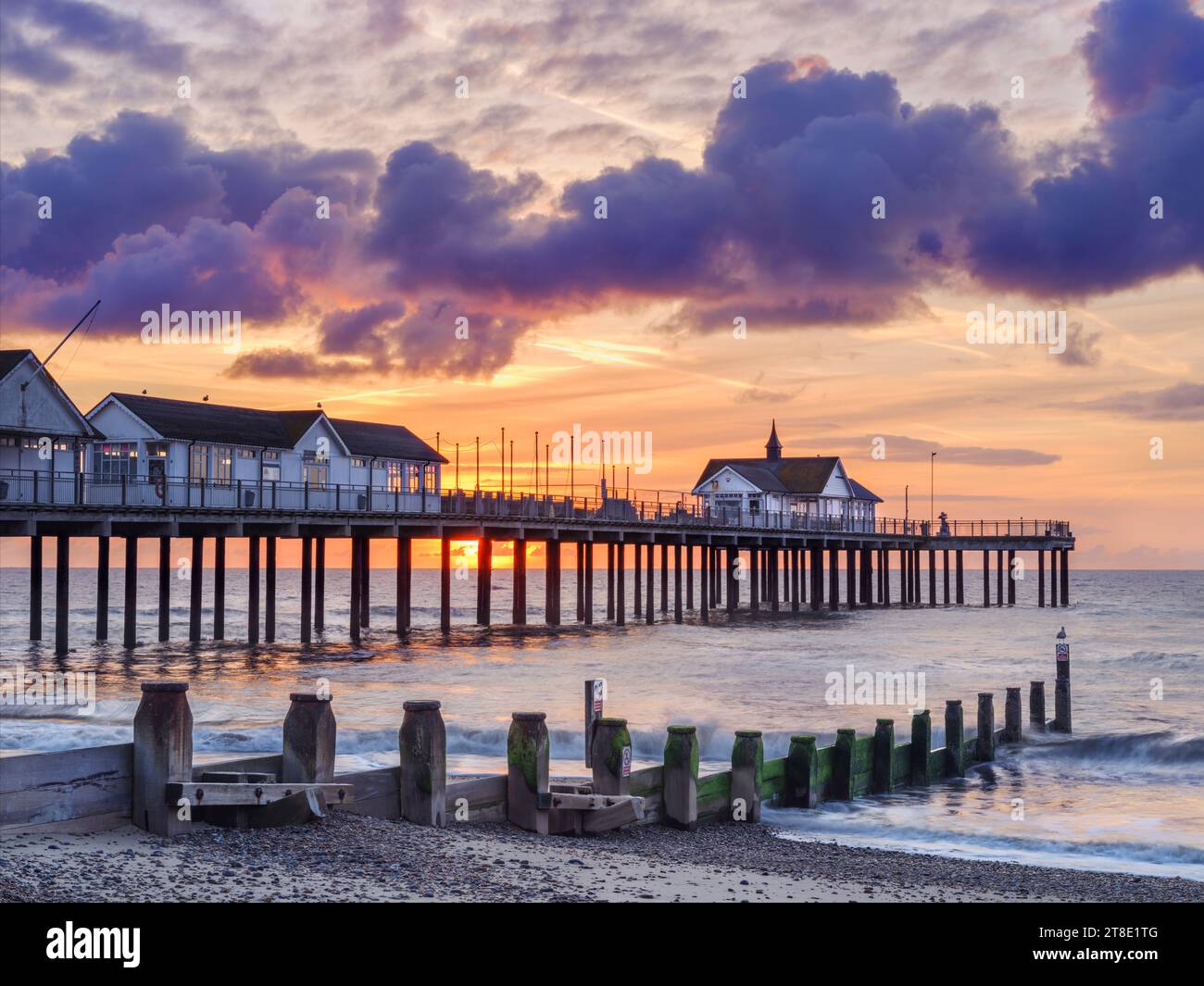 Donnerstag, 14. September 2023. Southwold, Suffolk, England - Ein farbenfroher Himmel hinter dem berühmten Pier in Southwold kurz vor Sonnenaufgang, als weiterer Tag Stockfoto