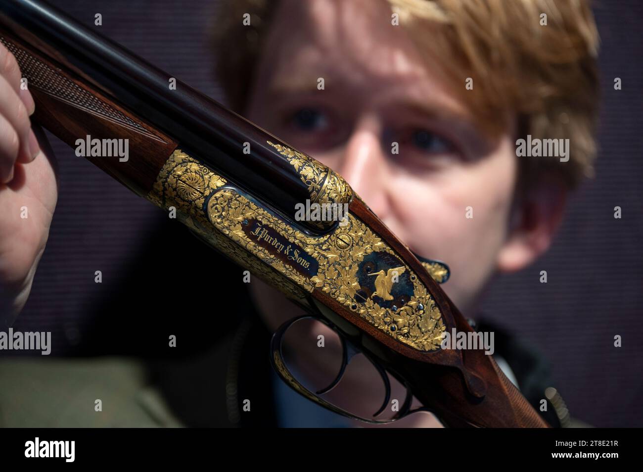 London, Großbritannien. November 2023. Sporting Guns, Gewehre und Vintage Schusswaffen/Ein sehr feines Paar von K. C. Hunt gravierten und goldverzierten 12-Loch-selbstöffnenden Sidelock-Ejektor-Geschützen von James Purdey & Sons, geschätzte £120.000 - £150.000. Quelle: Malcolm Park/Alamy Live News Stockfoto