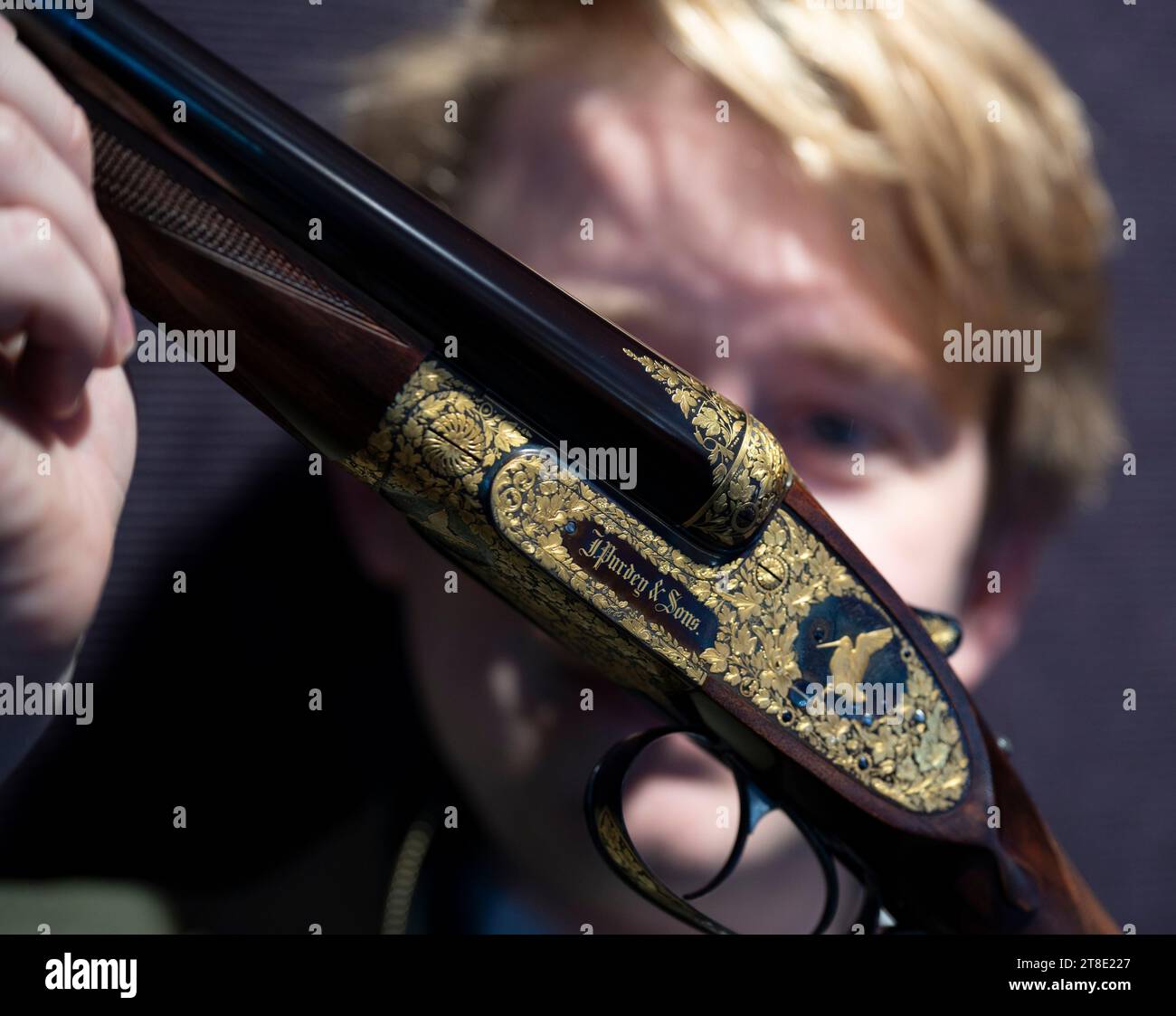 London, Großbritannien. November 2023. Sporting Guns, Gewehre und Vintage Schusswaffen/Ein sehr feines Paar von K. C. Hunt gravierten und goldverzierten 12-Loch-selbstöffnenden Sidelock-Ejektor-Geschützen von James Purdey & Sons, geschätzte £120.000 - £150.000. Quelle: Malcolm Park/Alamy Live News Stockfoto