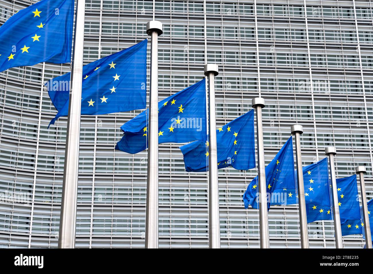 Flagge der Europäischen Union vor dem Hauptsitz der Europäischen Kommission Le Berlaymont, Brüssel, Belgien Stockfoto