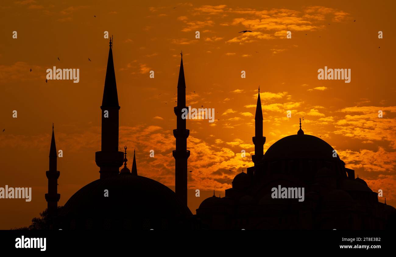 Moschee Sonnenuntergangshimmel, heilige Nacht, islamische Nacht und Silhouettenmoschee, islamische Tapeten. Suleymaniye-Moschee, Istanbul Stockfoto