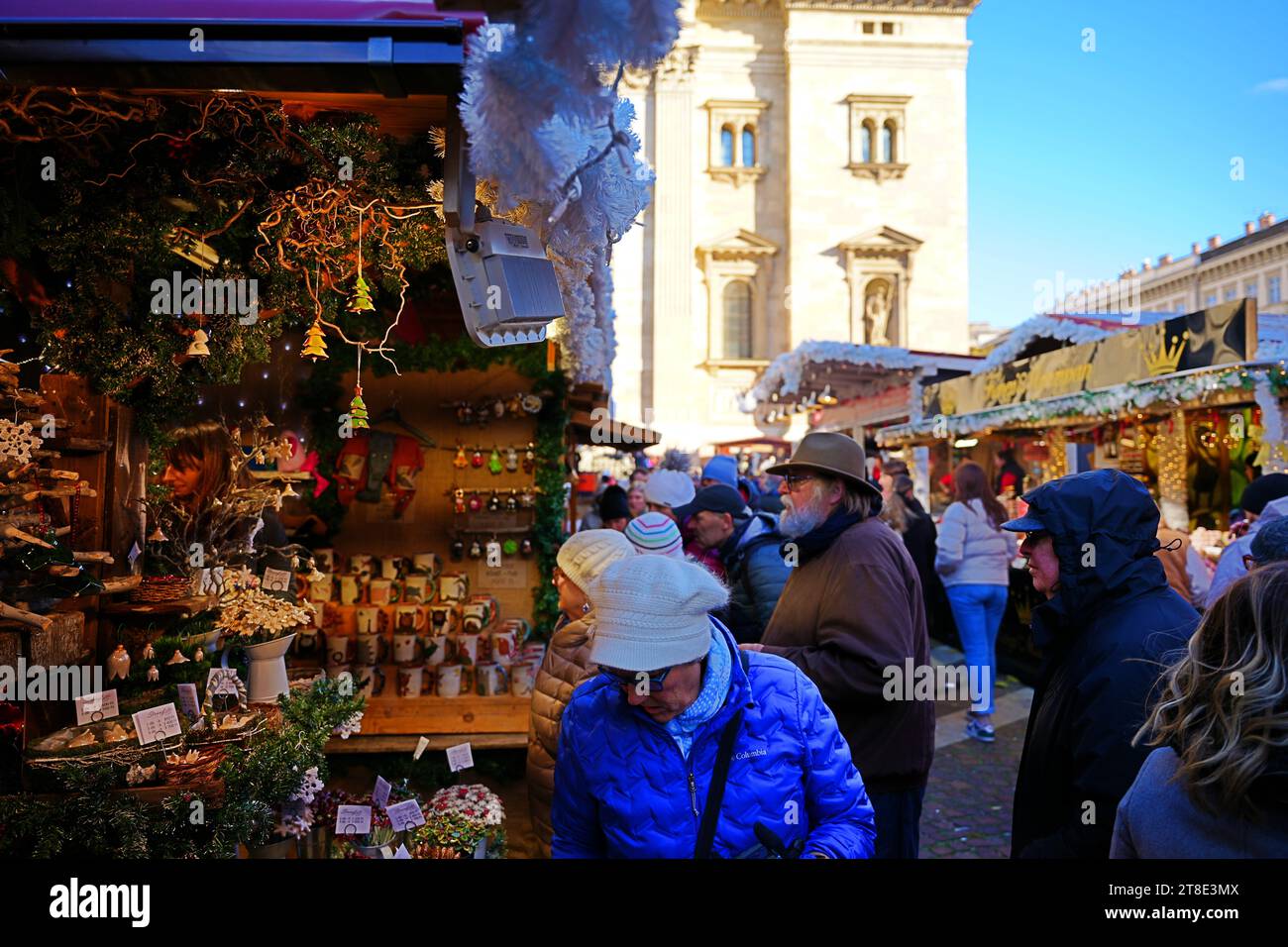 Budapest, Ungarn - 18. November 2023: Weihnachtsmarkt-Pavillons in der Nähe von St. Stephans Basilika. Stockfoto