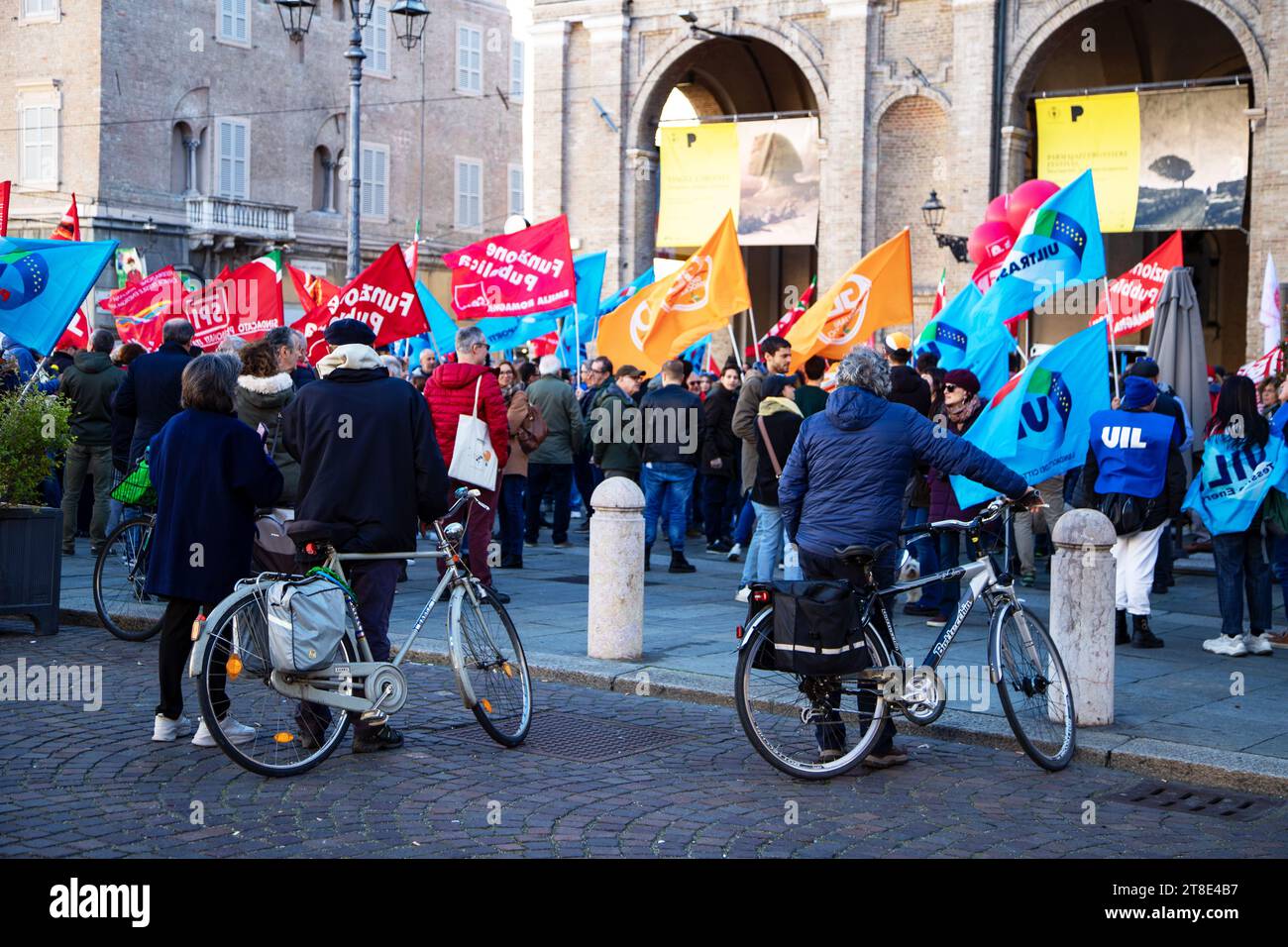 gewerkschaftsdemonstration gegen die Regierung, das Foto wurde am 17/2023 im Zentrum der Stadt Parma Italien aufgenommen Stockfoto