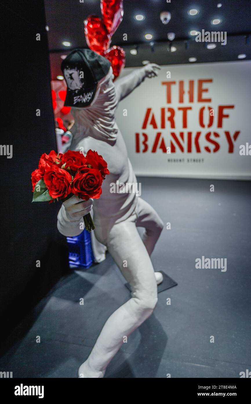 Banksy's Love Is in the Air (Flower Thrower) zeigt, dass Liebe Gewalt ersetzen kann. Stockfoto