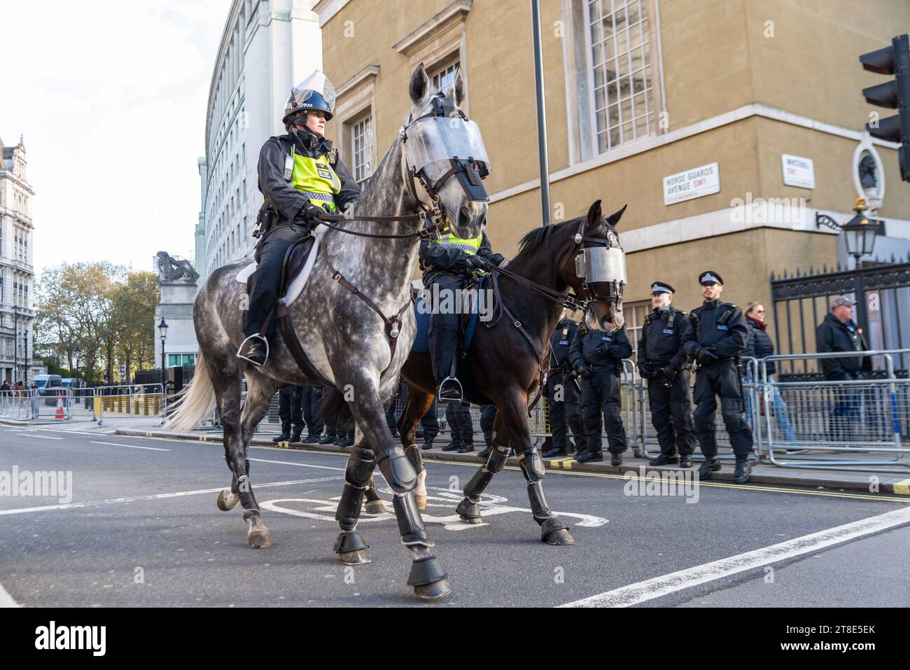 Starke Polizeipräsenz am Tag des Waffenstillstands in Whitehall, London, Großbritannien, an einem Tag der Proteste und Gegenproteste Stockfoto