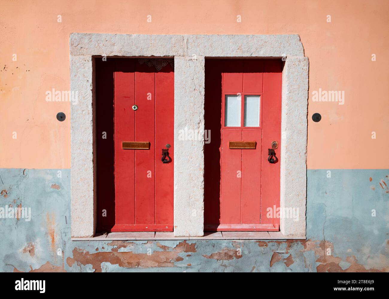 Rote Türen in der Altstadt von Ponta Delgada, Portugal Stockfoto