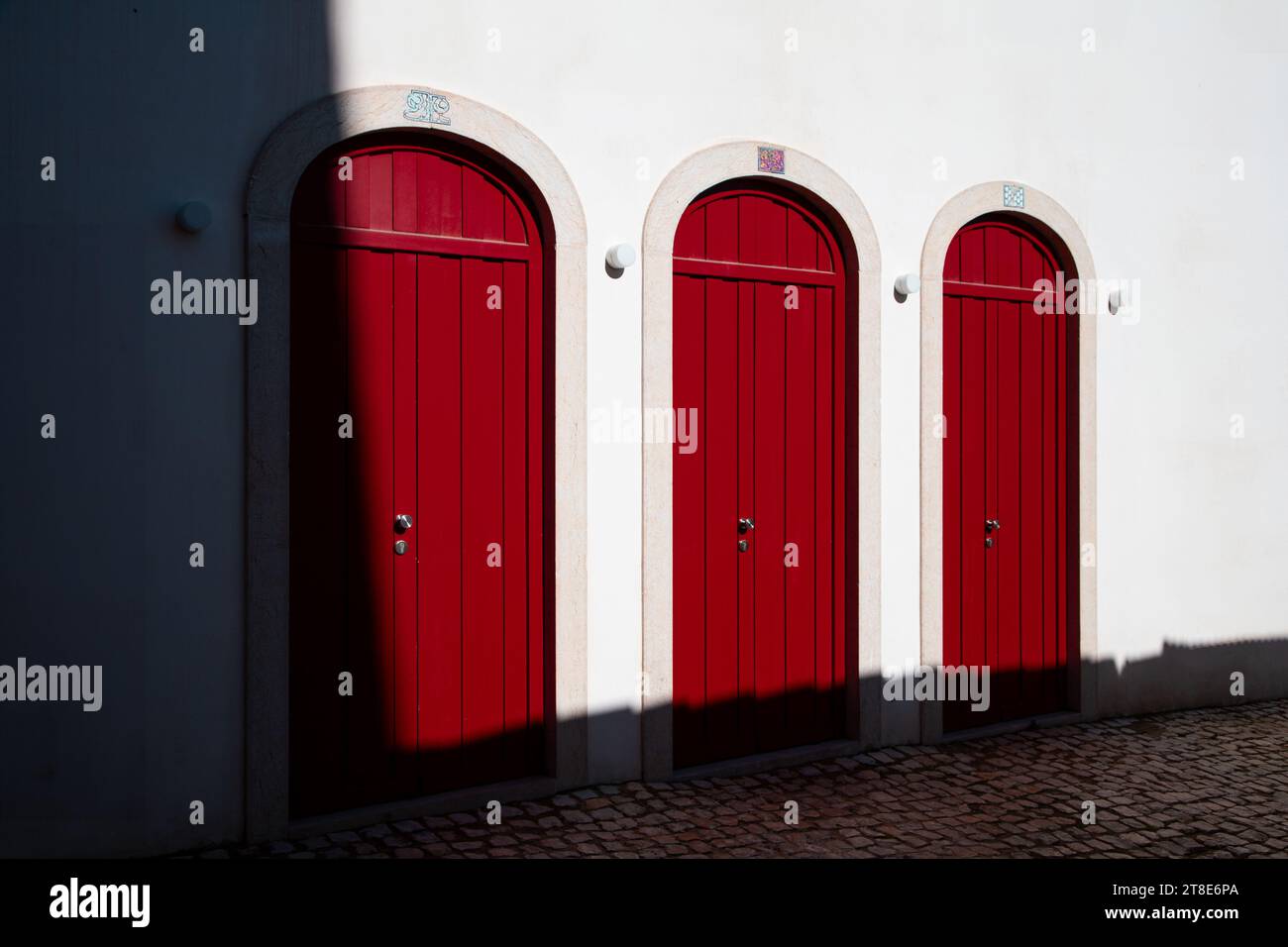 Rote Türen in der Altstadt von Ponta Delgada, Portugal Stockfoto