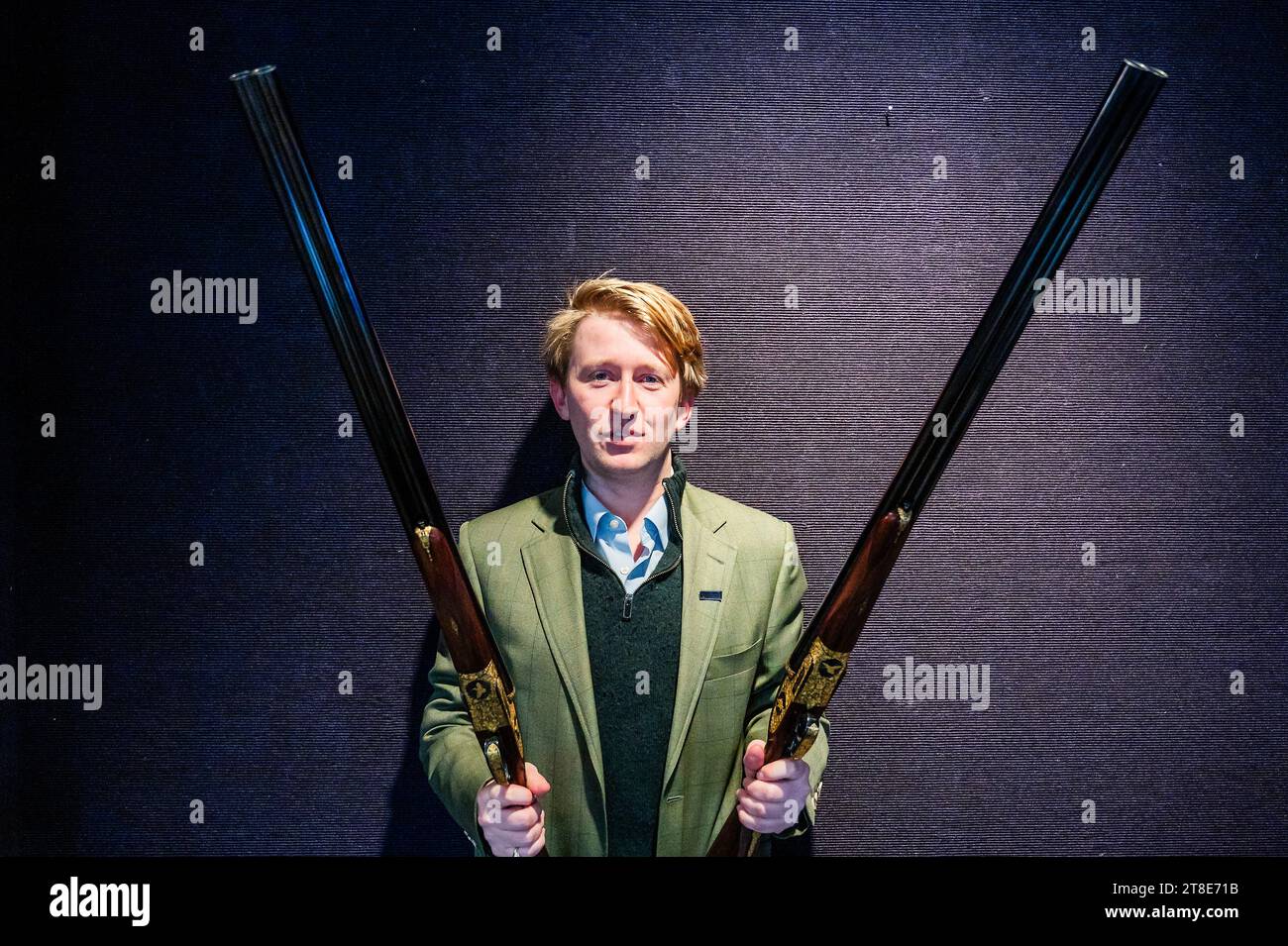 London, Großbritannien. November 2023. Ein Paar von K. C. Hunt gravierte und goldverzierte 12-Loch-selbstöffnende Auswerferpistolen von James Purdey & Sons, Nr. 29221/2. In ihrem Messinggehäuse aus Eiche und Leder mit Leinwandbezug und goldgewaschenen Accessoires, einschließlich Schnappkappen, Schraubendreher, Ölflasche und zusätzlichen Schließern, die am 23. November 2023 im Sportwaffenverkauf verkauft werden sollen, sind es £ 120.000 - £ 150.000 - Antiquitätenverkauf, Armour & Militaria bei Bonhams Knightsbridge. Guy Bell/Alamy Live News Stockfoto