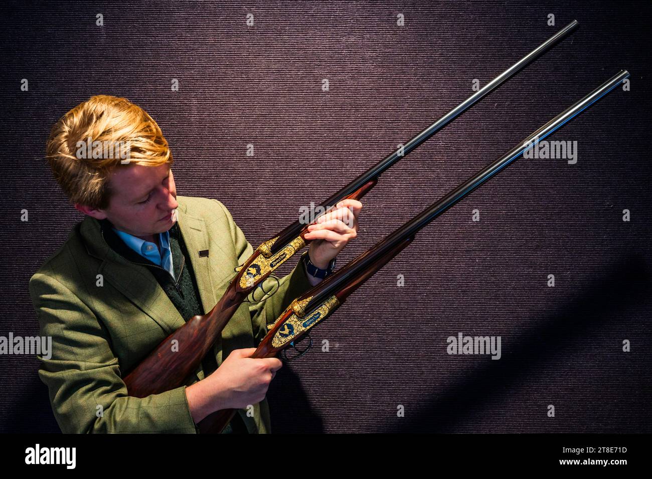 London, Großbritannien. November 2023. Ein Paar von K. C. Hunt gravierte und goldverzierte 12-Loch-selbstöffnende Auswerferpistolen von James Purdey & Sons, Nr. 29221/2. In ihrem Messinggehäuse aus Eiche und Leder mit Leinwandbezug und goldgewaschenen Accessoires, einschließlich Schnappkappen, Schraubendreher, Ölflasche und zusätzlichen Schließern, die am 23. November 2023 im Sportwaffenverkauf verkauft werden sollen, sind es £ 120.000 - £ 150.000 - Antiquitätenverkauf, Armour & Militaria bei Bonhams Knightsbridge. Guy Bell/Alamy Live News Stockfoto