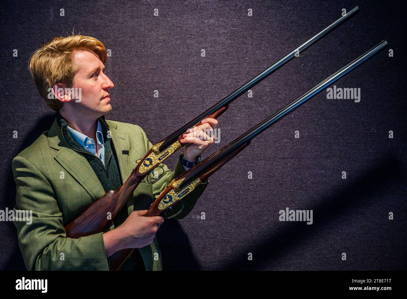 London, Großbritannien. November 2023. Ein Paar von K. C. Hunt gravierte und goldverzierte 12-Loch-selbstöffnende Auswerferpistolen von James Purdey & Sons, Nr. 29221/2. In ihrem Messinggehäuse aus Eiche und Leder mit Leinwandbezug und goldgewaschenen Accessoires, einschließlich Schnappkappen, Schraubendreher, Ölflasche und zusätzlichen Schließern, die am 23. November 2023 im Sportwaffenverkauf verkauft werden sollen, sind es £ 120.000 - £ 150.000 - Antiquitätenverkauf, Armour & Militaria bei Bonhams Knightsbridge. Guy Bell/Alamy Live News Stockfoto