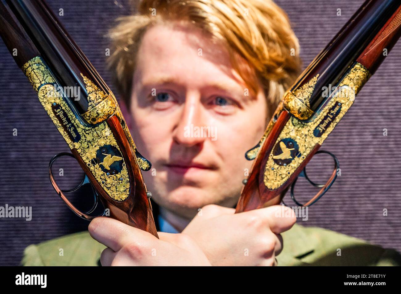 London, Großbritannien. November 2023. Ein Paar von K. C. Hunt gravierte und goldverzierte 12-Loch-selbstöffnende Auswerferpistolen von James Purdey & Sons, Nr. 29221/2. In ihrem Messinggehäuse aus Eiche und Leder mit Leinwandbezug und goldgewaschenen Accessoires, einschließlich Schnappkappen, Schraubendreher, Ölflasche und zusätzlichen Schließern, die am 23. November 2023 im Sportwaffenverkauf verkauft werden sollen, sind es £ 120.000 - £ 150.000 - Antiquitätenverkauf, Armour & Militaria bei Bonhams Knightsbridge. Guy Bell/Alamy Live News Stockfoto