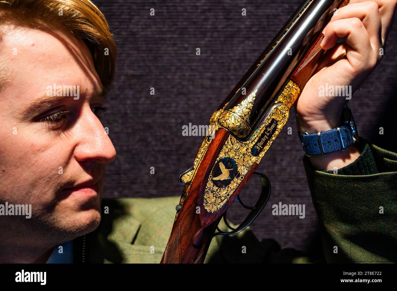 London, Großbritannien. November 2023. Ein Paar von K. C. Hunt gravierte und goldverzierte 12-Loch-selbstöffnende Auswerferpistolen von James Purdey & Sons, Nr. 29221/2. In ihrem Messinggehäuse aus Eiche und Leder mit Leinwandbezug und goldgewaschenen Accessoires, einschließlich Schnappkappen, Schraubendreher, Ölflasche und zusätzlichen Schließern, die am 23. November 2023 im Sportwaffenverkauf verkauft werden sollen, sind es £ 120.000 - £ 150.000 - Antiquitätenverkauf, Armour & Militaria bei Bonhams Knightsbridge. Guy Bell/Alamy Live News Stockfoto