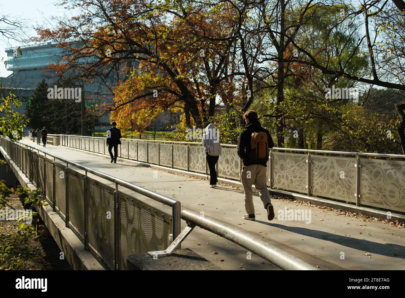 Studenten der Michigan Statue University gehen über eine Brücke über den Red Cedar River. Stockfoto