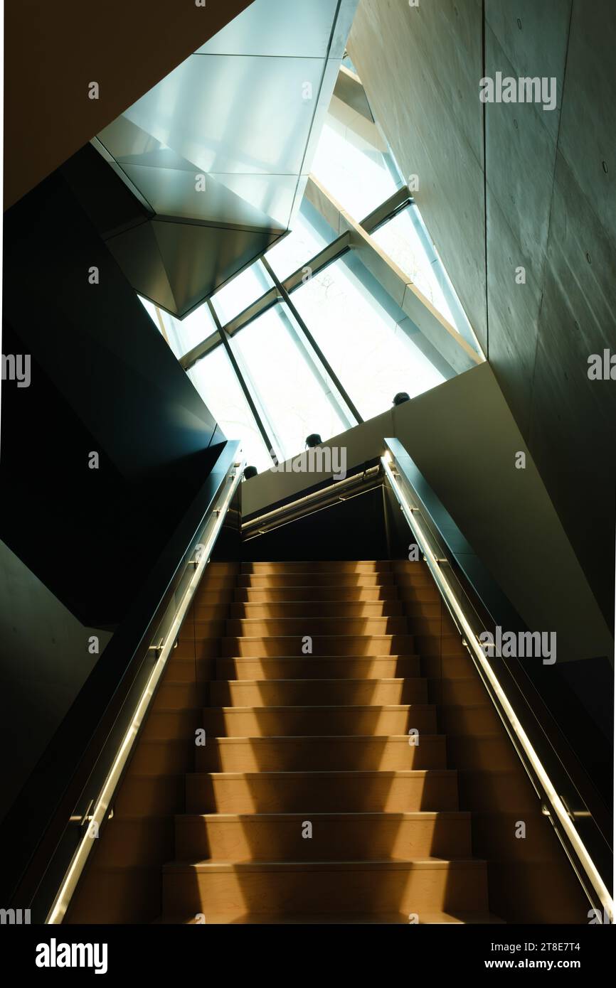Treppe und Fenster im Eli and Edythe Broad Art Museum auf dem Campus der Michigan State University Stockfoto