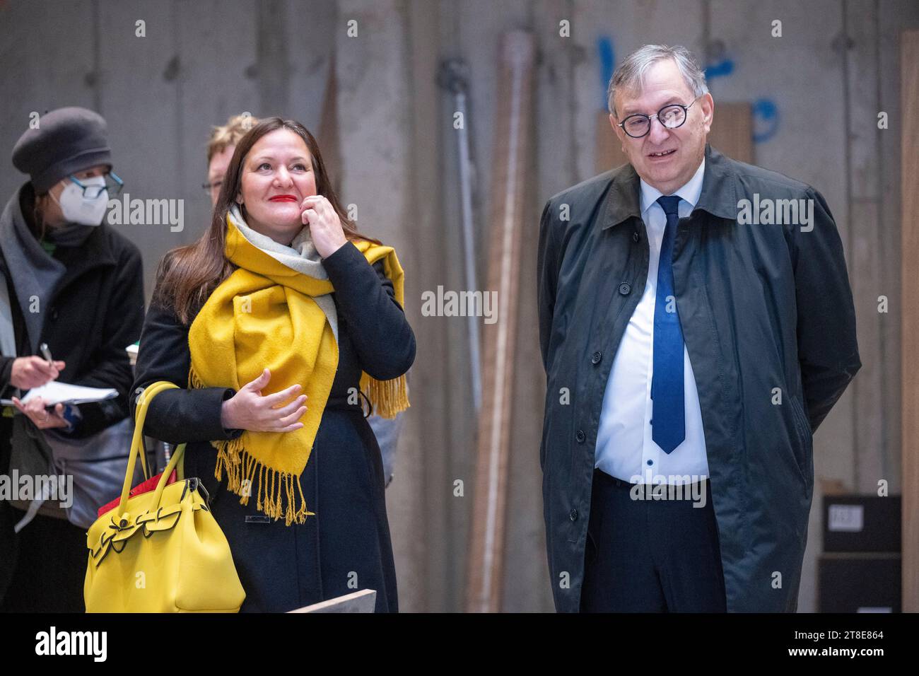 Potsdam, Deutschland. November 2023. Manja Schüle (SPD), brandenburgische Ministerin für Wissenschaft, Forschung und Kultur, und Abraham Lehrer, Präsident des Zentralen Fürsorgeamtes der Juden in Deutschland (ZWST), besuchen die Baustelle der jüdischen Synagoge und des Gemeindezentrums in der Potsdamer Schlossstraße. Die Synagoge wird nach Plänen des Architekten Jost Haberland errichtet und soll 2024 eröffnet werden. Quelle: Monika Skolimowska/dpa/Alamy Live News Stockfoto