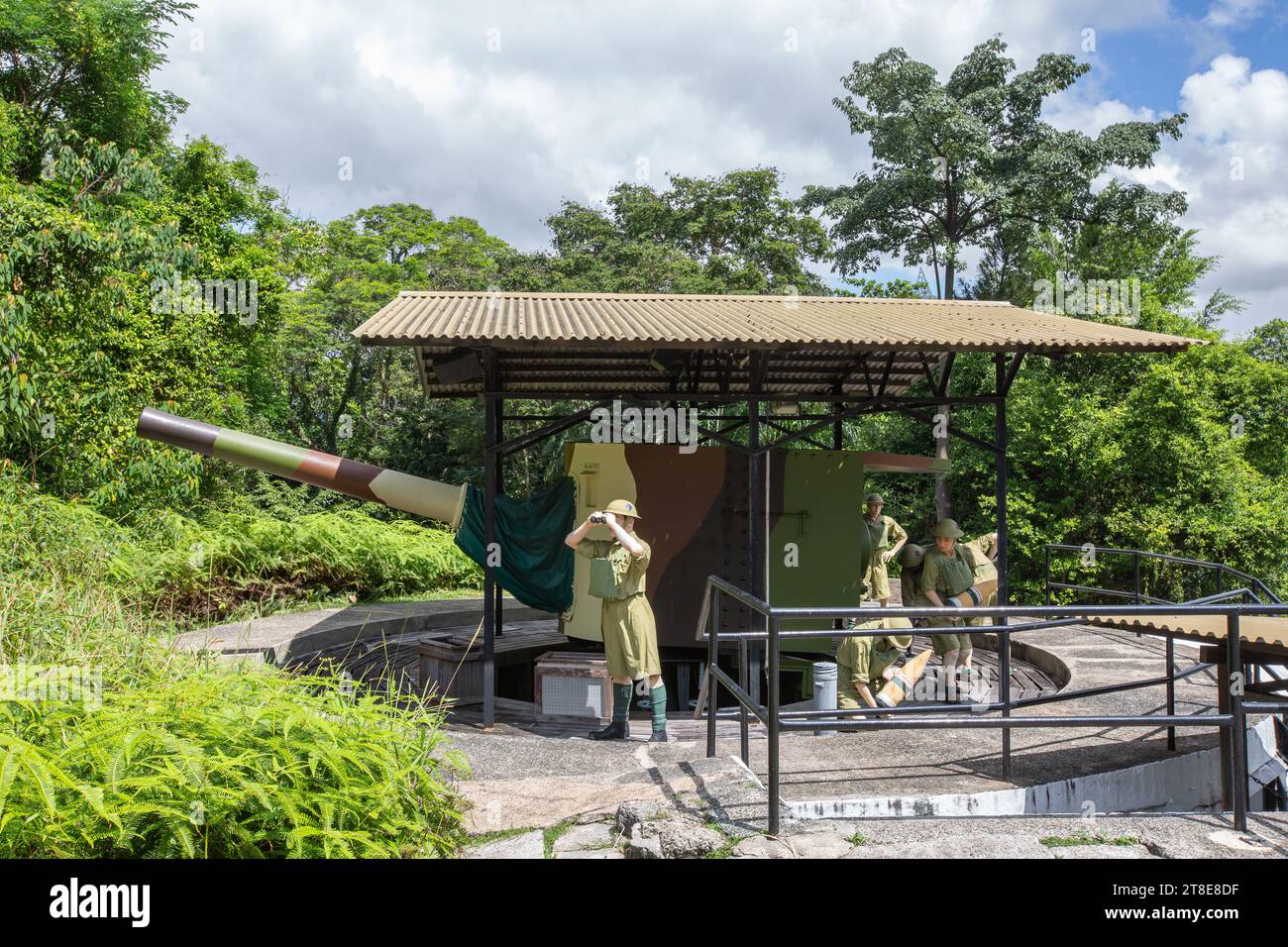 Szene von britischen Soldaten, die Munition an einem Ort transportieren. Fort Siloso, Sentosa, Singapur. Stockfoto