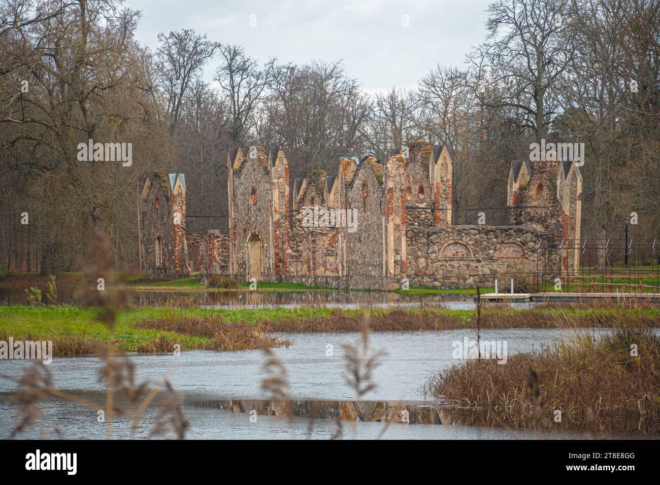 Pferdestall oder Pferdestall im Gutshof Preili mit einem der schönsten Stadtparks in Preili, Latgale, Lettland, umgeben von See und Teichen Stockfoto