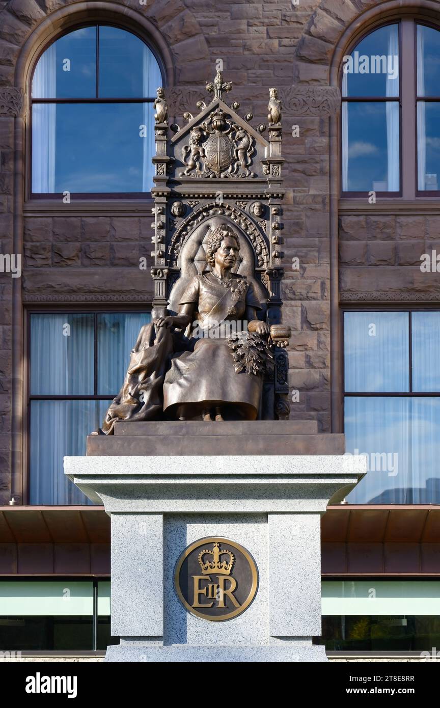 Toronto, Kanada – 18. November 2023: Die neue Skulptur oder Statue von Königin Elizabeth II. Im Queen's Park. Stockfoto