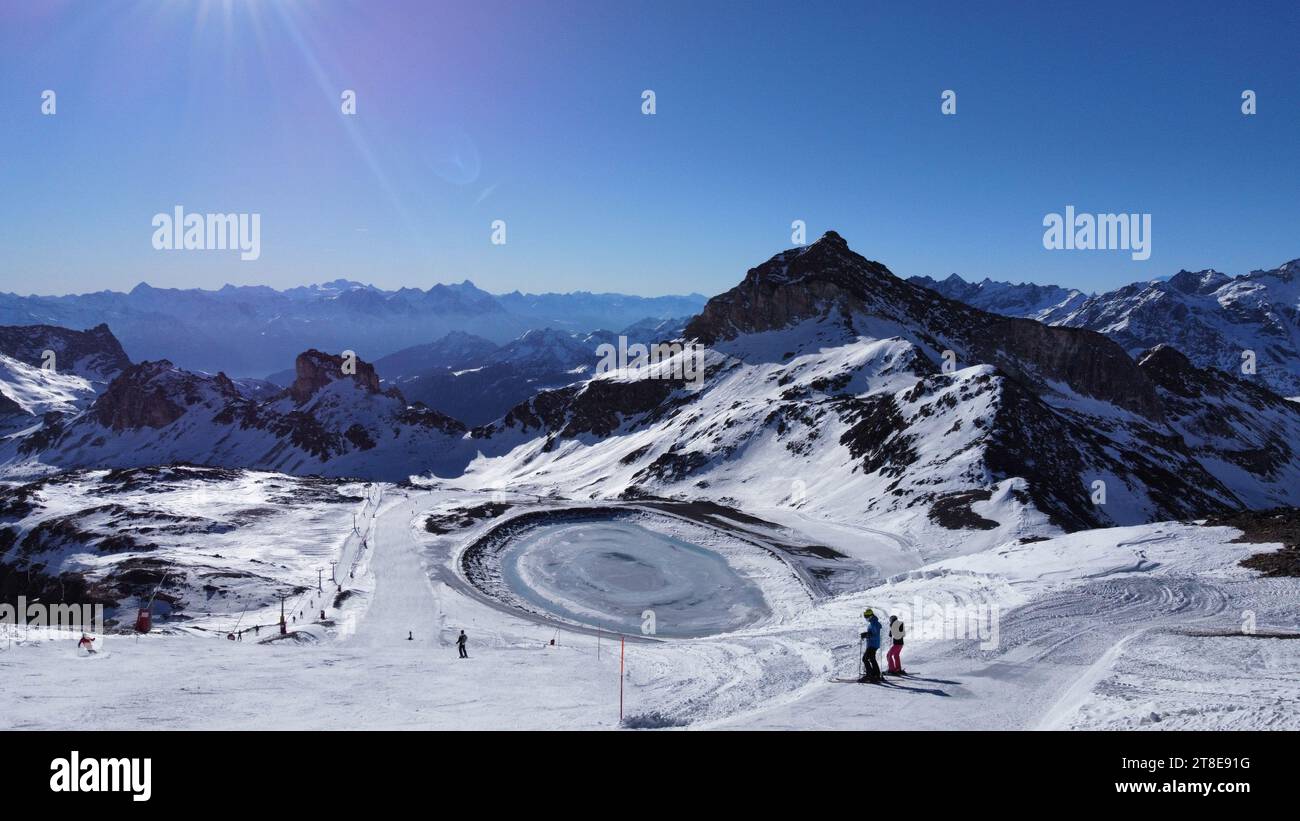 Bergpanorama mit Blick von oben. Weißer Schnee, blauer Himmel und wunderschöne Farben. Bereit zum Skifahren. Winterzeit Stockfoto