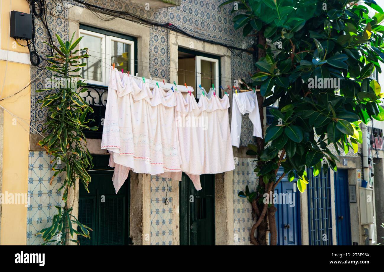 Hängende Wäsche, die an einer Wäscheleine hängt Stockfoto