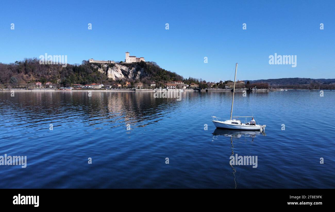 Segelboot in Italien, Lombardia, Angera auf dem Lago Maggiore; im Hintergrund die Berge Stockfoto