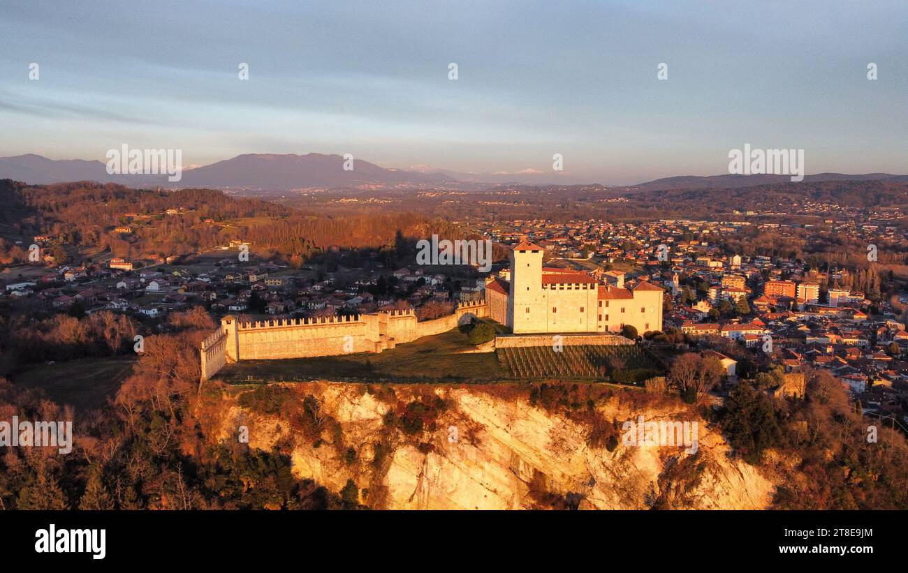 Rocca di Angera, Schloss vor dem Lago Maggiore in Italien Stockfoto