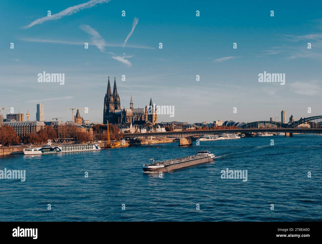 Blick auf das Kölner Stadtzentrum und den Rhein von der Deutz-Brücke aus Stockfoto