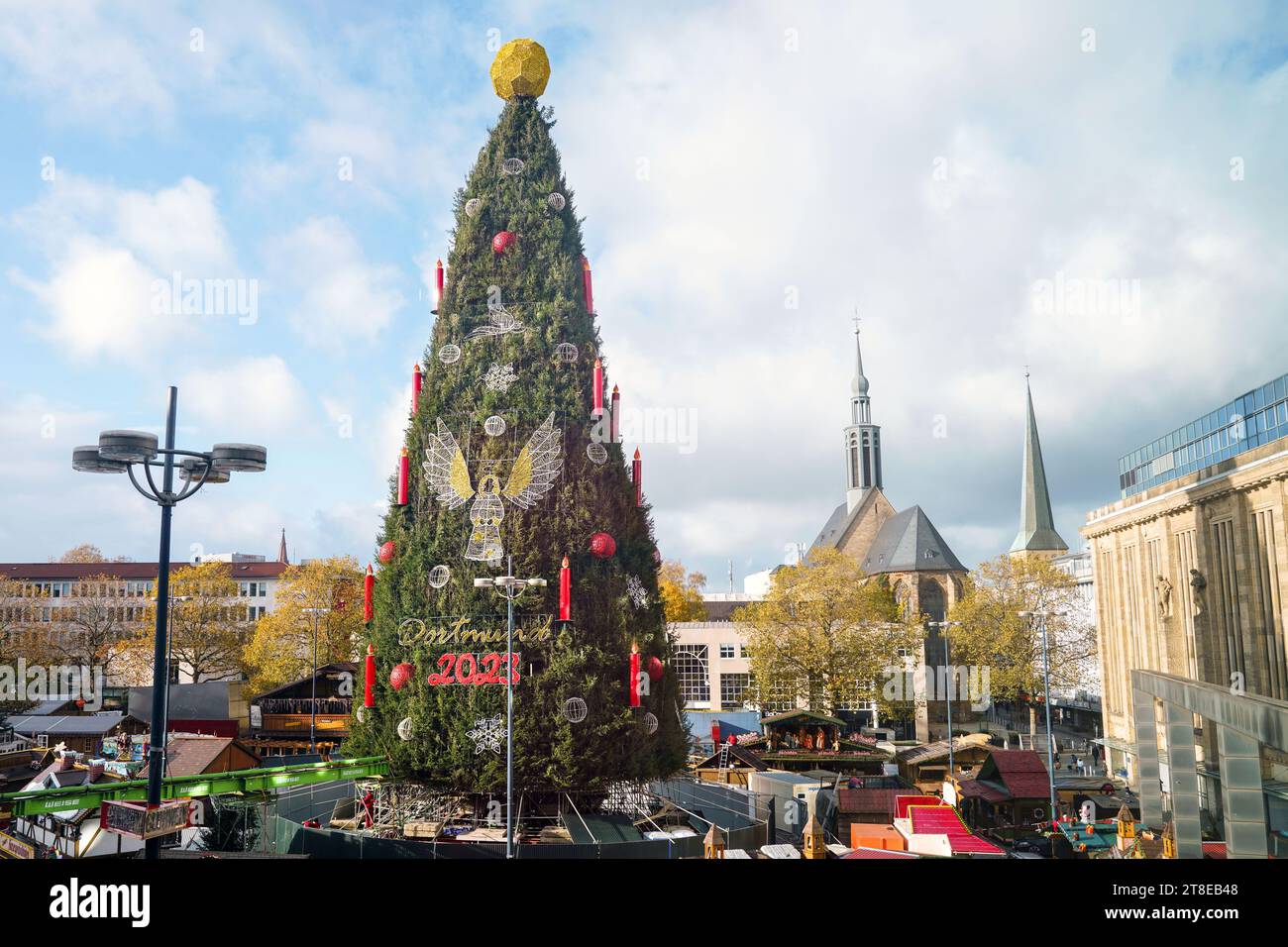 Dortmund, 20. November 2023: Auf dem Dortmunder Weihnachtsmarkt krönt ein goldener Ball den größten Weihnachtsbaum der Welt. Der Baum ist 45 Meter hoch, besteht aus 1.700 roten Fichten aus dem Sauerland und ist mit 48.000 LED-Leuchten gehängt. Der Ball auf der Oberseite ähnelt einem Fußball und wird deshalb als geschmacklos und weihnachtlich unpassend kritisiert --- eine goldene Kugel krönt den weltweit größten Weihnachtsbaum auf dem Dortmunder Weihnachtsmarkt. Der Baum ist 45 Meter hoch, besteht aus 1700 Rotfichten aus dem Sauerland und ist mit 48,000 LED-Lichtern behängt. Die Kugel auf der Sp Stockfoto