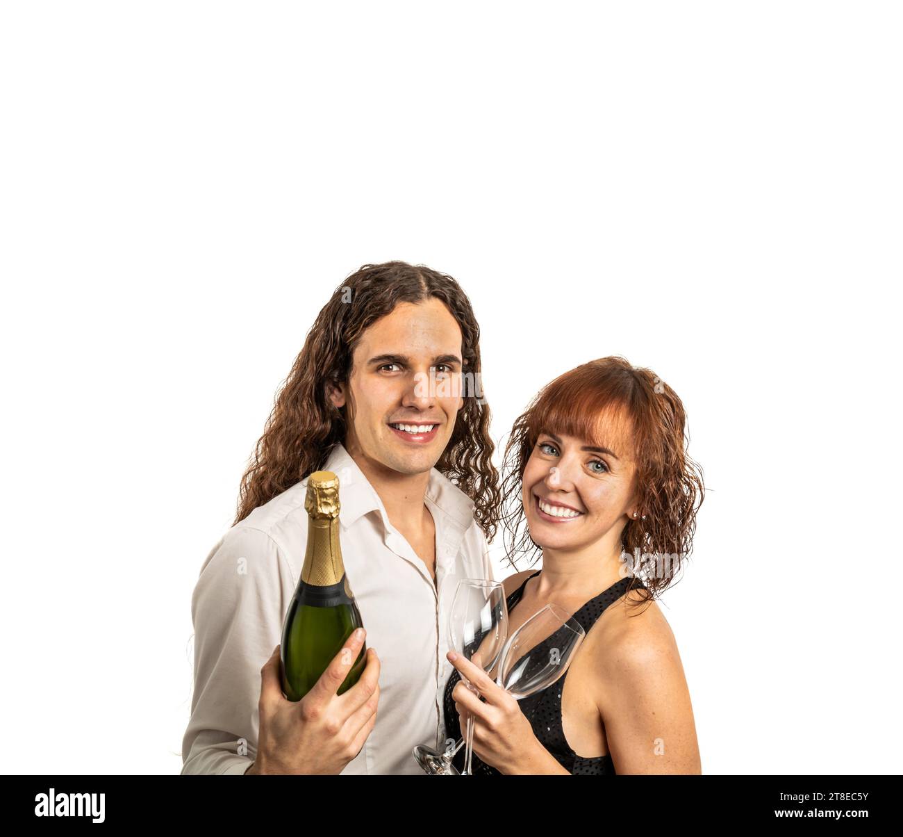Horizontales, mittleres Nahfoto kaukasisches Paar mittlerer Erwachsener, elegante Kleider. Wir feiern das neue Jahr mit Champagner. Weißer Hintergrund. Kopierbereich. Stockfoto
