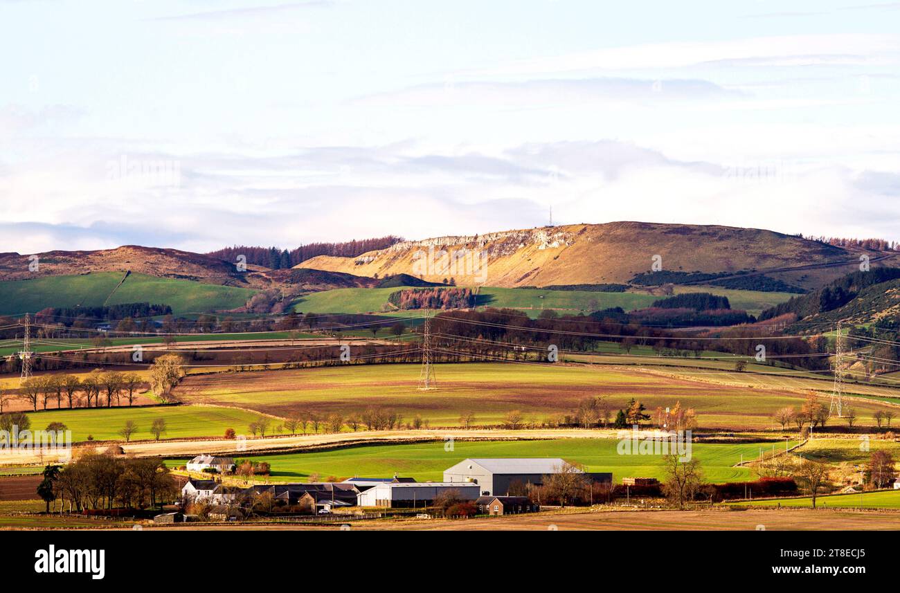 Dundee, Tayside, Schottland, Großbritannien. November 2023. Wetter in Großbritannien: Im ländlichen Dundee sorgt die frühe Wintersonne mit mildem Wetter für spektakuläre Landschaftsaufnahmen der Sidlaw Hills und des Strathmore Valley. Quelle: Dundee Photographics/Alamy Live News Stockfoto