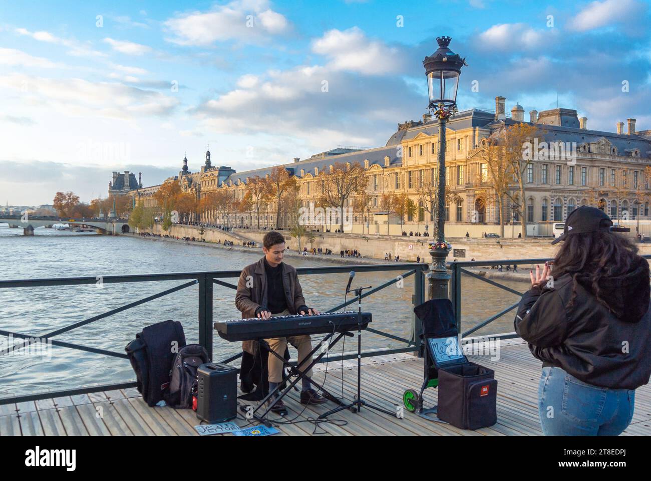 Paris, Frankreich, Ein männlicher Musiker, der ein elektronisches Klavier auf der Passerelle des Arts spielt, nur redaktionell. Stockfoto