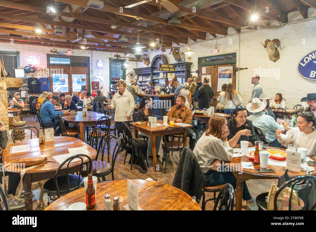 Fredericksburg, USA - 1. November 2023: In Frederiksburg, Texas, wird die westliche Musik in einem Restaurant- und Barsalon gespielt. Stockfoto