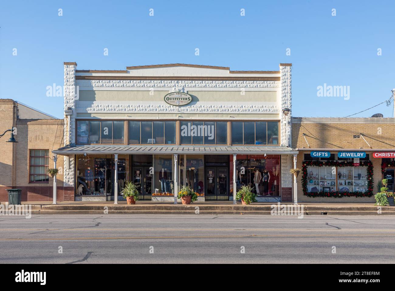 Fredericksburg, USA - 2. November 2023: Die Main Street in Frederiksburg, Texas, auch bekannt als Magic Mile, mit Einzelhandelsgeschäften. Stockfoto