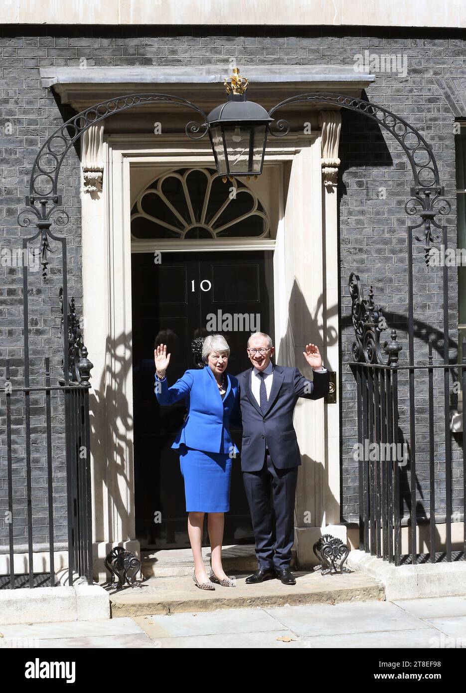 Theresa May (L) hält in Begleitung seines Ehemanns Philip May eine Schlussrede vor der Downing Street 10, bevor sie Königin Elizabeth II. Besucht, um offiziell als Premierminister des Vereinigten Königreichs in London zurückzutreten. Stockfoto