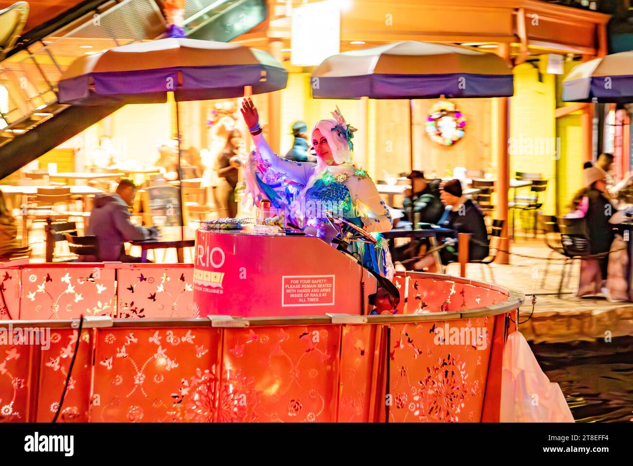 San Antonio, USA - 31. Oktober 2023: Die Menschen an Halloween spazieren entlang des San Antonio River Walk mit Kostümen bei Nacht mit beleuchteten Bäumen und ruhen sich aus Stockfoto