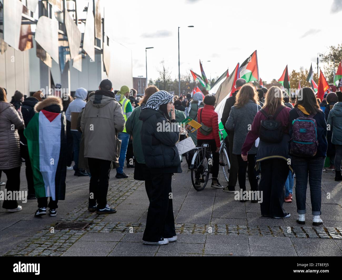 Glasgow, Schottland, Großbritannien. 4. November 2023: Demonstranten versammeln sich am BBC Scotland Pacific Quay, um einen Waffenstillstand in Gaza zu unterstützen. Stockfoto
