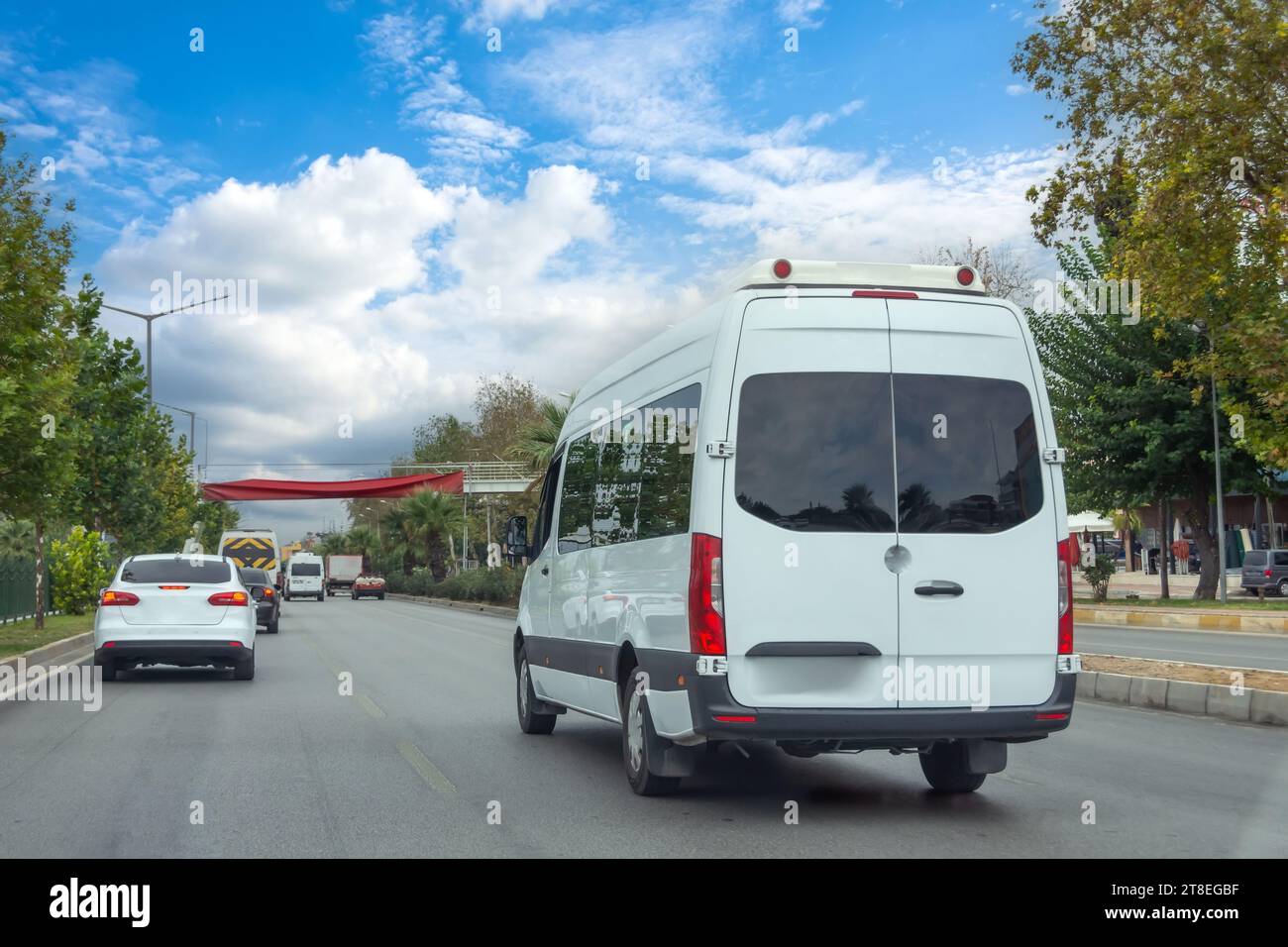 Minibusfahrer beeilen sich, die Autobahn im dichten Verkehr anderer Autos auf der Stadtstraße zu befahren Stockfoto