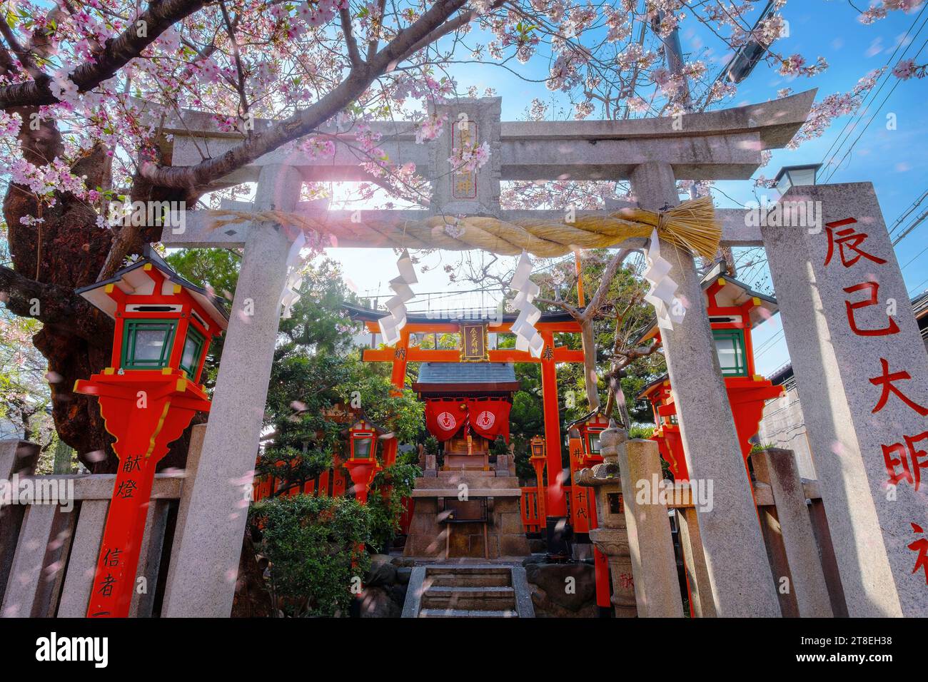 Kyoto, Japan - 2. April 2023: Tatsumi Daimyojin-Schrein in der Nähe der Tatsumu-Bashi-Brücke im Stadtteil Gion Stockfoto