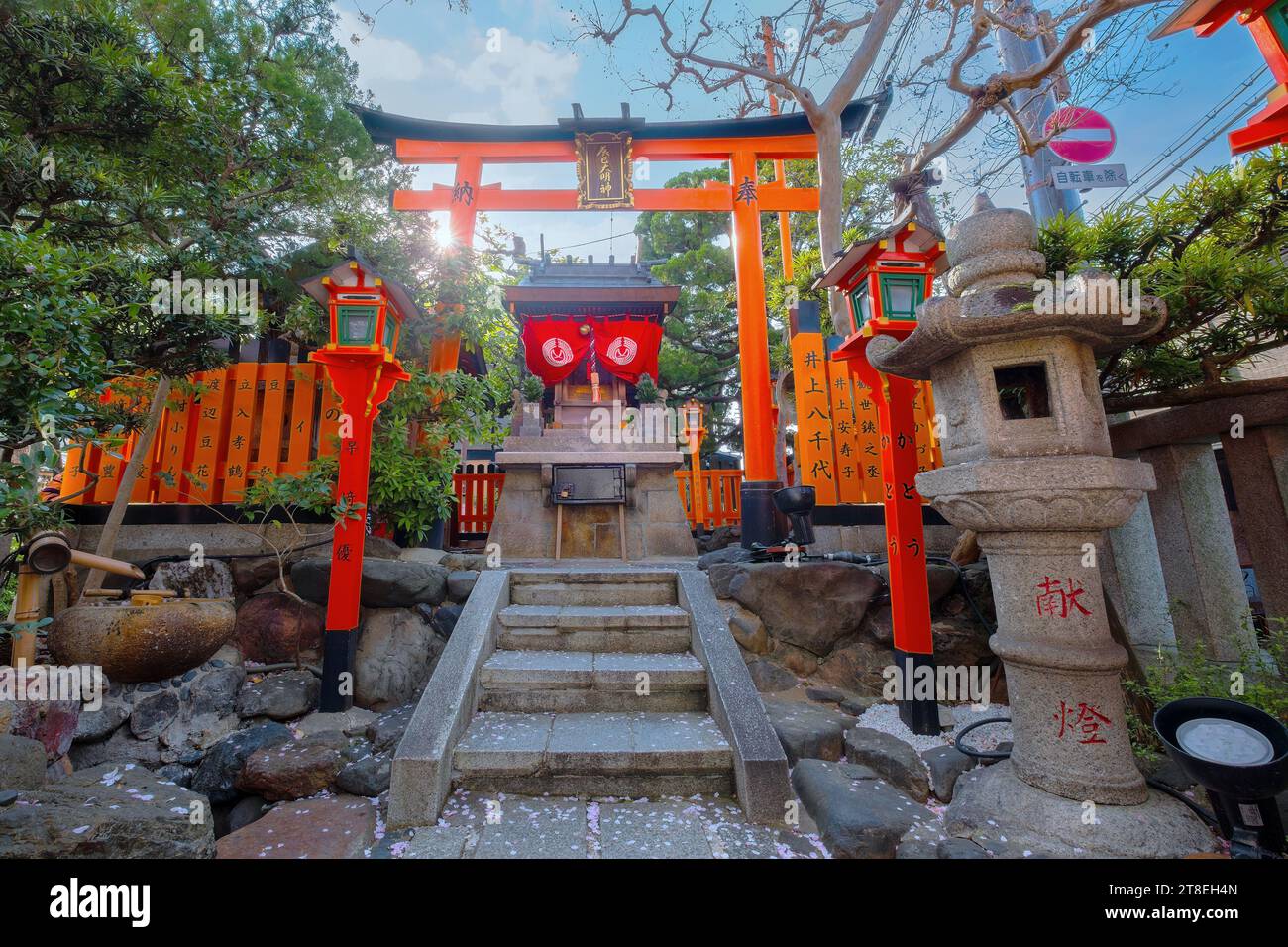 Kyoto, Japan - 2. April 2023: Tatsumi Daimyojin-Schrein in der Nähe der Tatsumu-Bashi-Brücke im Stadtteil Gion Stockfoto