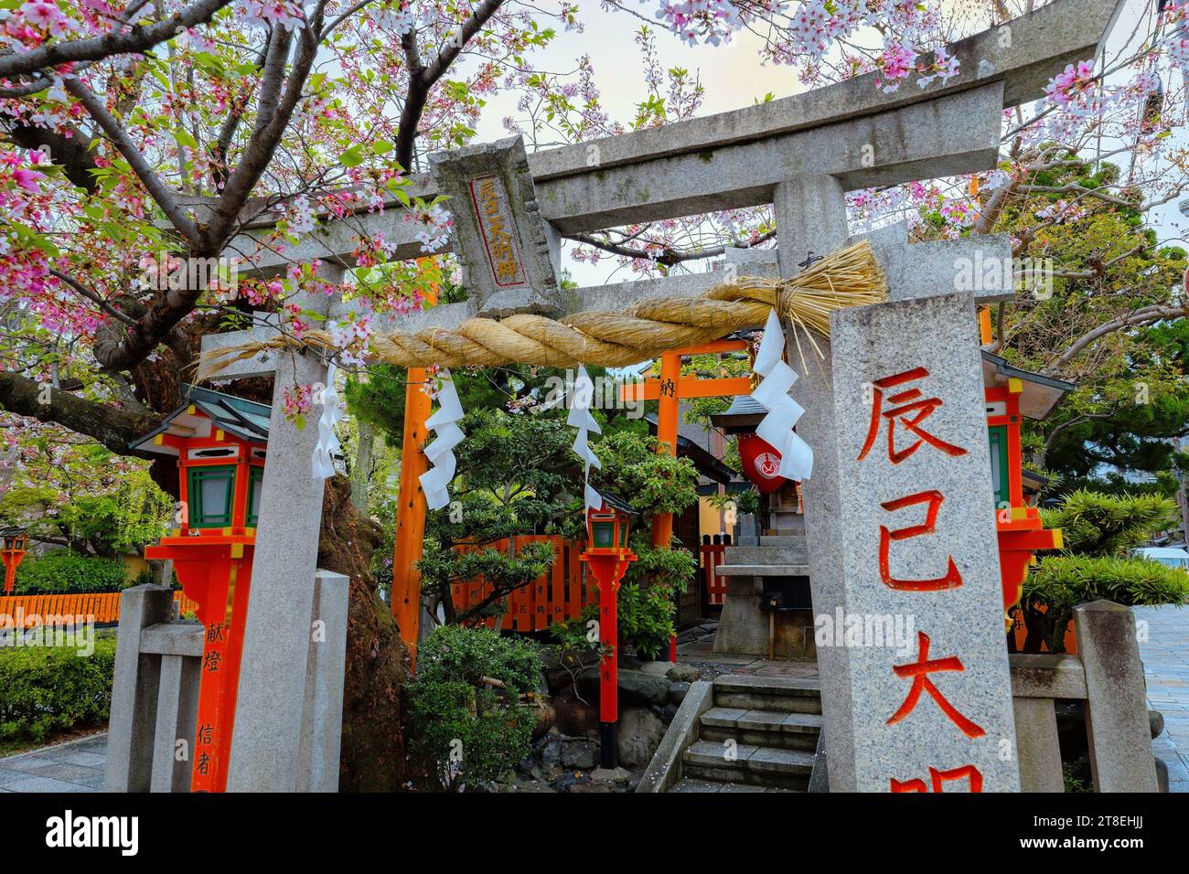 Kyoto, Japan - 6. April 2023: Tatsumi Daimyojin-Schrein in der Nähe der Tatsumu-Bashi-Brücke im Stadtteil Gion Stockfoto