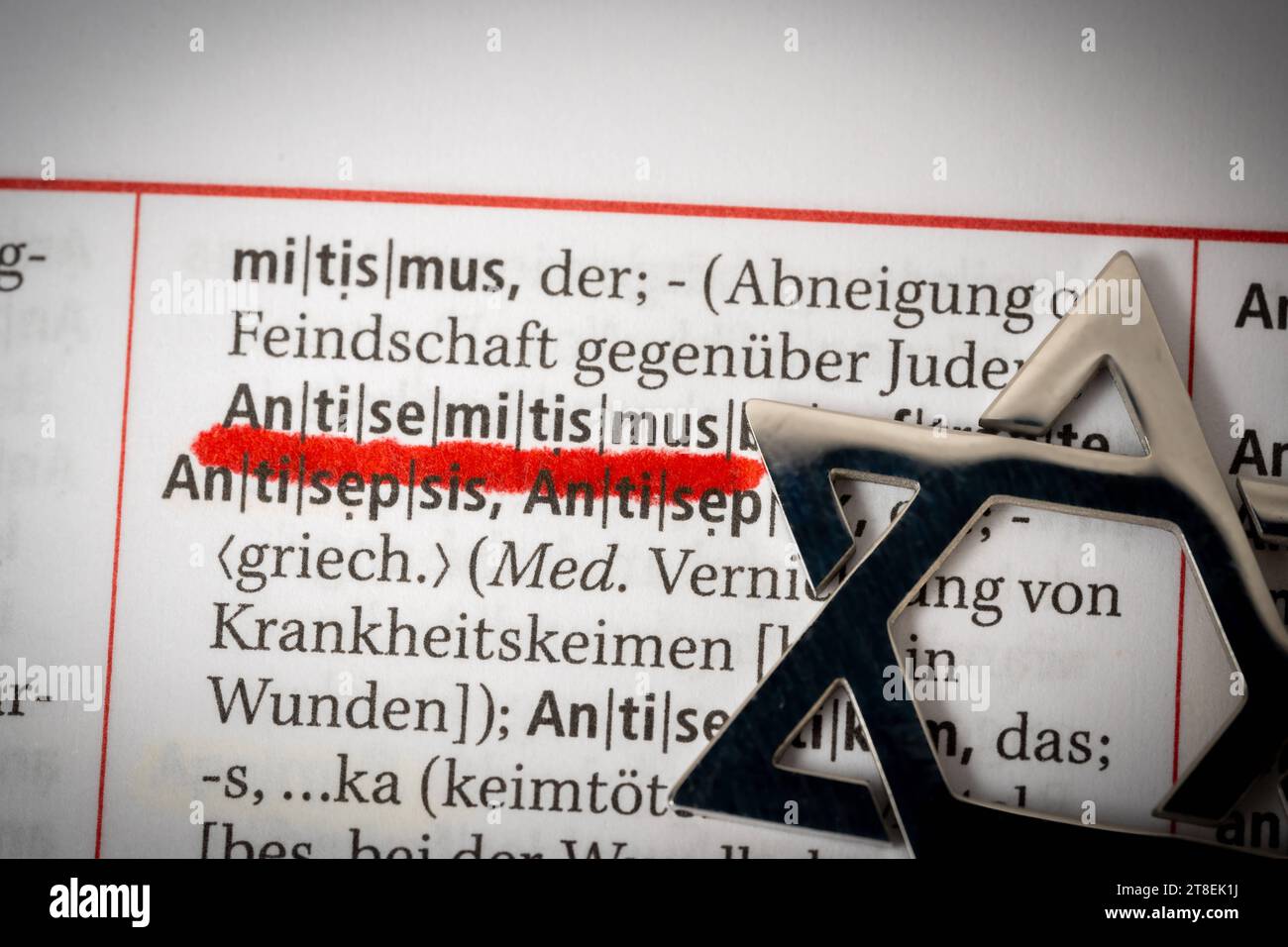 Augsburg, Bayern, Deutschland - 20. November 2023: Das Wort Antisemitismus in einem Wörterbuch neben einem Davidstern Credit: Imago/Alamy Live News Stockfoto