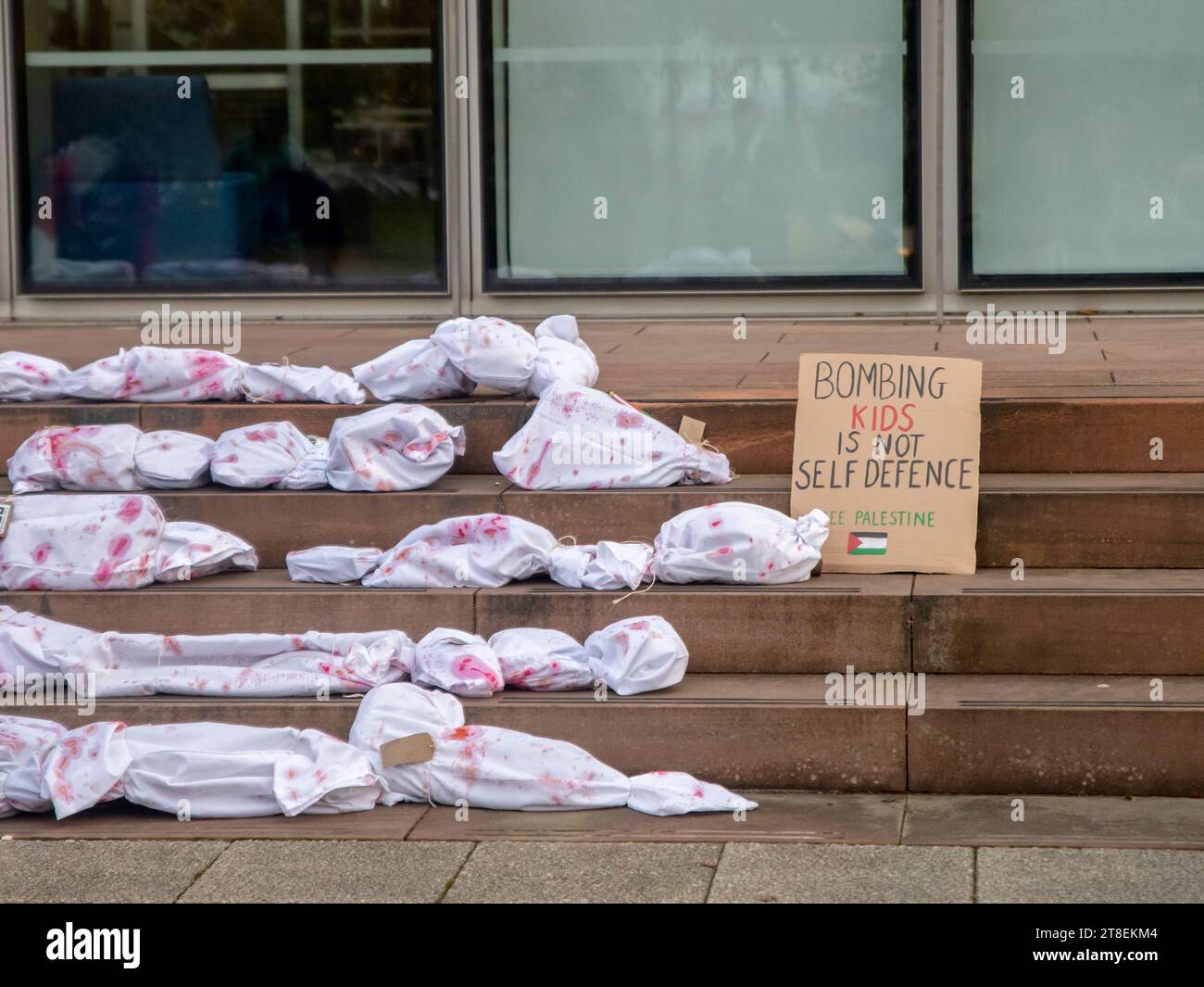 Glasgow, Schottland, Großbritannien. 4. November 2023: Demonstranten versammeln sich am BBC Scotland Pacific Quay, um einen Waffenstillstand in Gaza zu unterstützen. Stockfoto