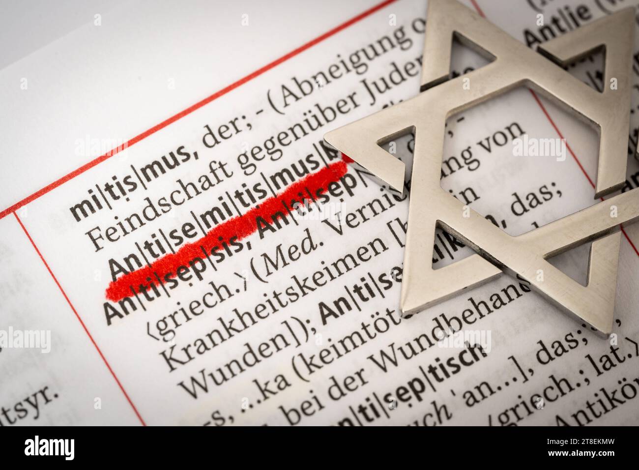 Augsburg, Bayern, Deutschland - 20. November 2023: Das Wort Antisemitismus in einem Wörterbuch neben einem Davidstern Credit: Imago/Alamy Live News Stockfoto