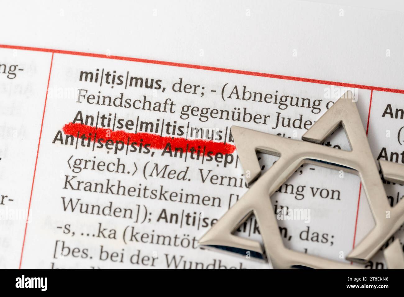 Augsburg, Bayern, Deutschland - 20. November 2023: Das Wort Antisemitismus in einem Wörterbuch neben einem Davidstern Credit: Imago/Alamy Live News Stockfoto