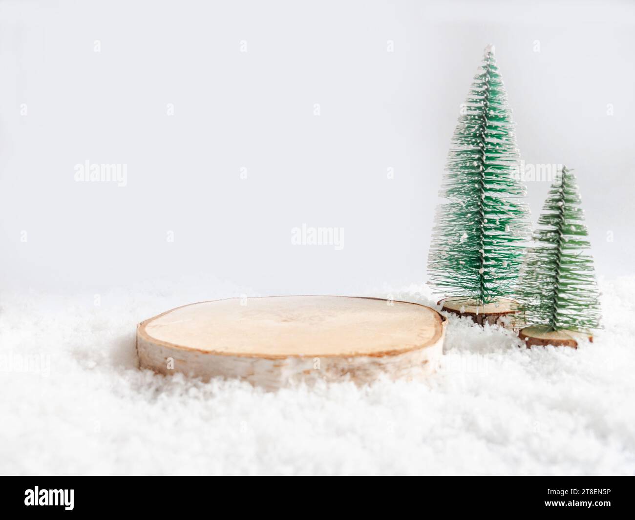 Holzkosmetikprodukte und Weihnachtsbaumdekoration. Produktszene für Kosmetik- oder Schönheitsproduktpräsentationen auf weißem B Stockfoto