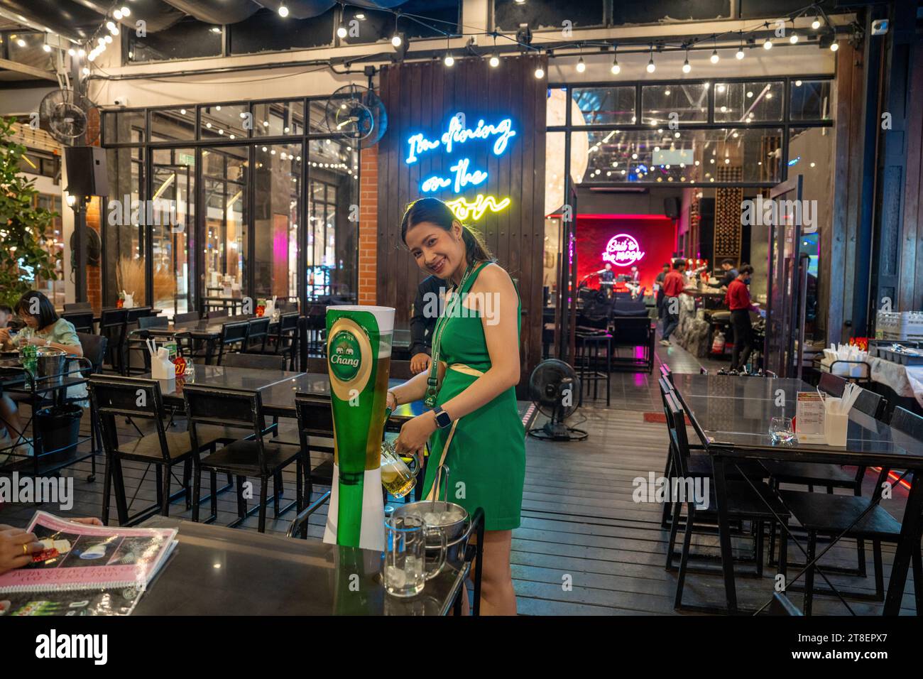 Eine attraktive Thai-Dame wirbt für Thai-Bier in Bangkok Südostasien Stockfoto