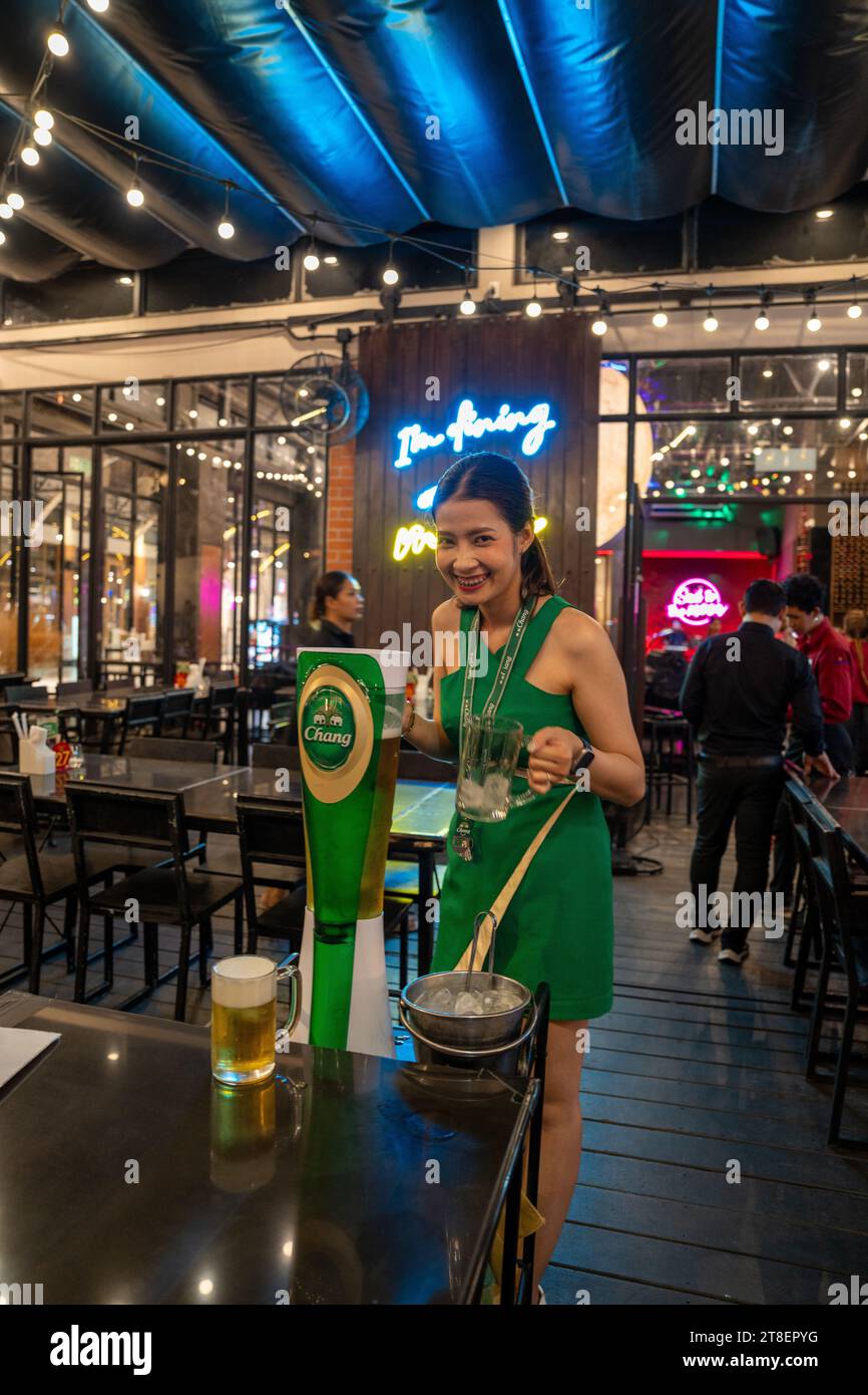 Eine attraktive Thai-Dame wirbt für Thai-Bier in Bangkok Südostasien Stockfoto