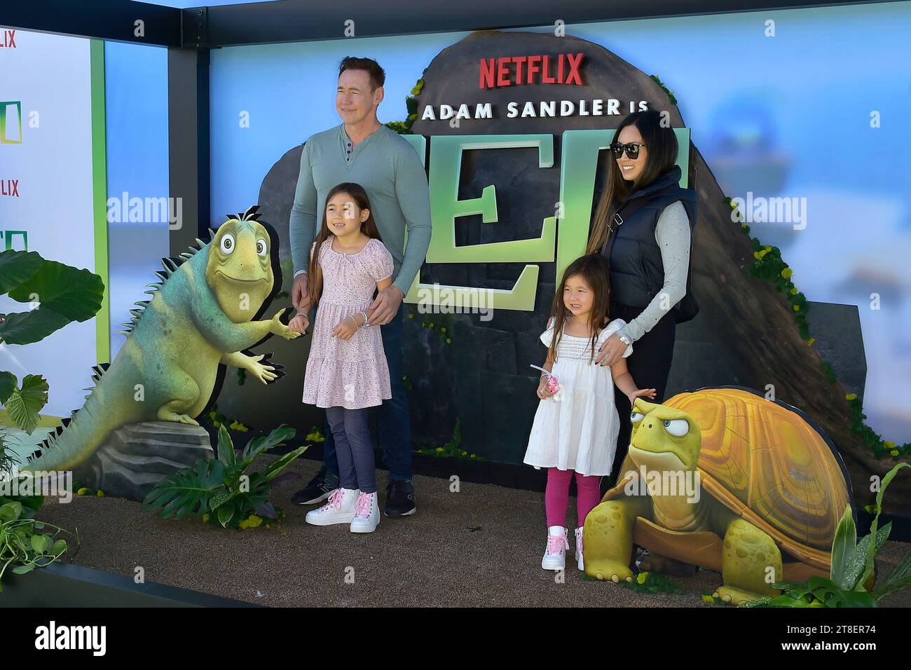 Kevin Durand mit Ehefrau Sandra Cho und Kinder bei der Premiere des Netflix Animationsfilme 'Leo' im Regency Village Theatre. Los Angeles, 19.11.2023 Stockfoto